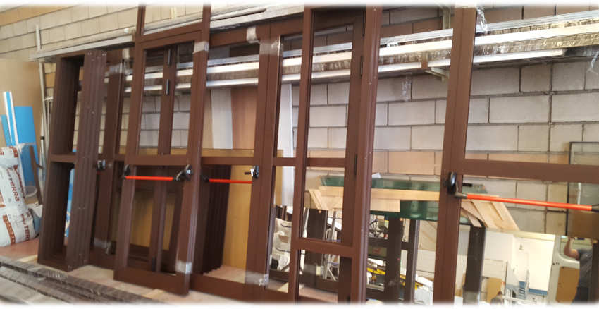 Fábrica de puertas, ventanas y perfiles de aluminio